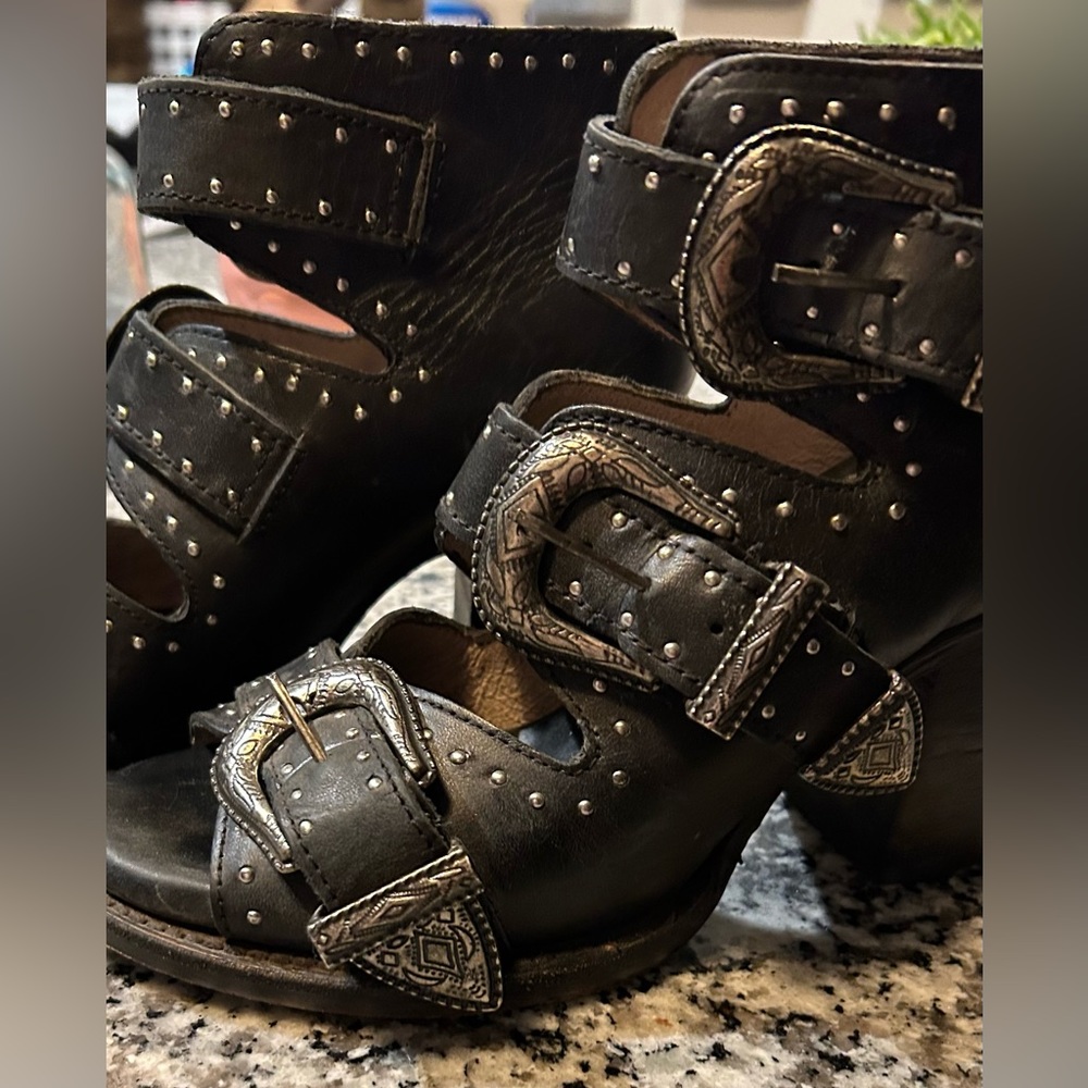 FreeBird Buckles & Beauty...welcome the gorgeous style Violet for summer !